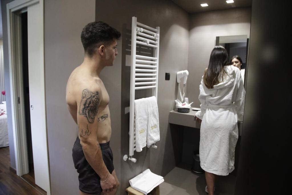 Deluxe Suite with Spa Bath room - Image 2