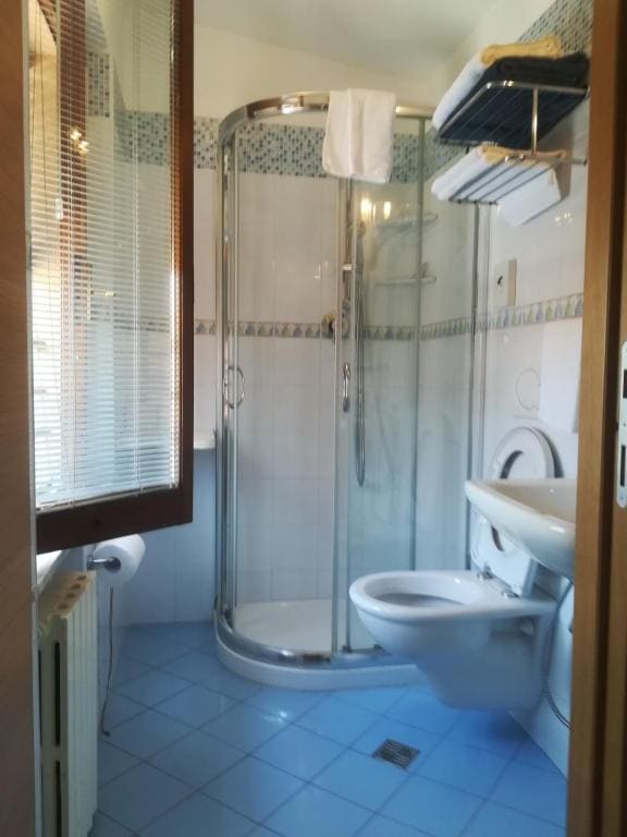 Standard Double or Twin Room room - Image 3