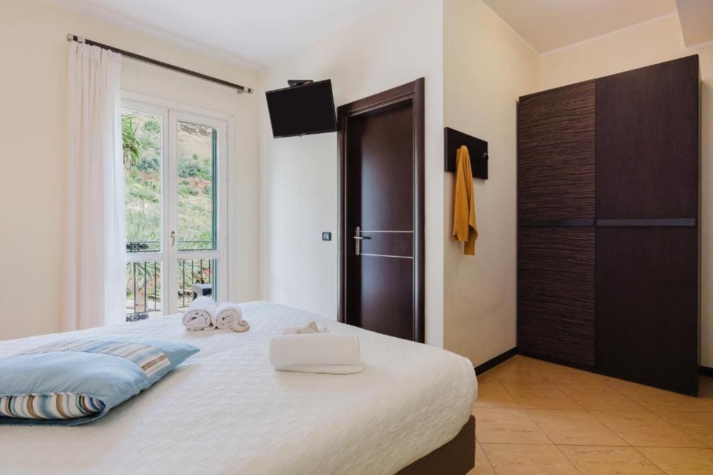Deluxe Double Room with Side Sea View room - Image 2