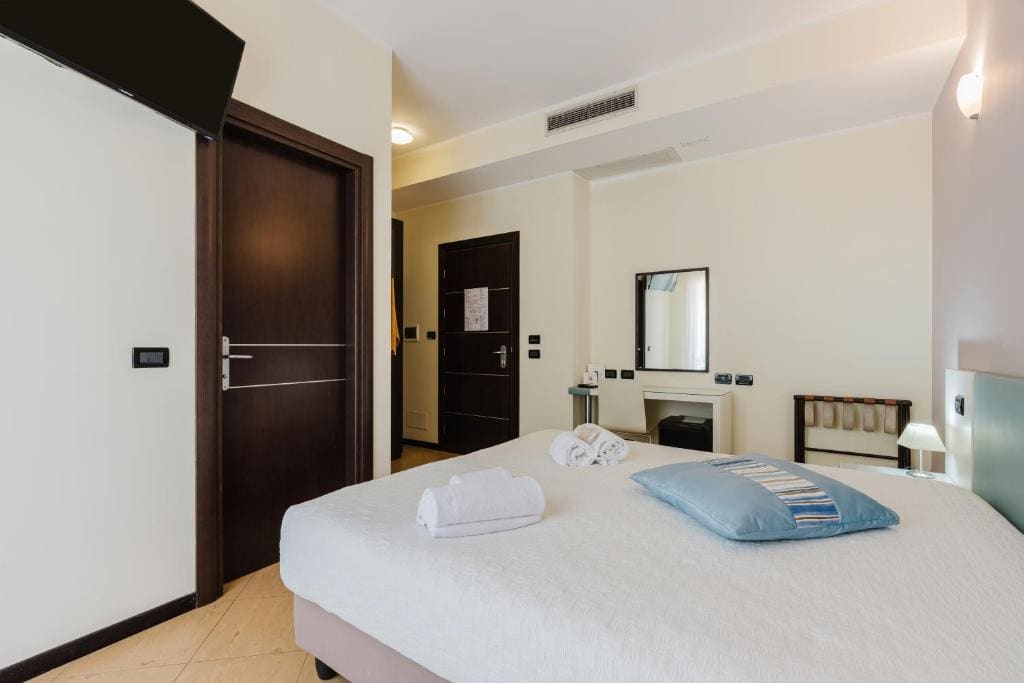Deluxe Double Room with Side Sea View room - Image 3