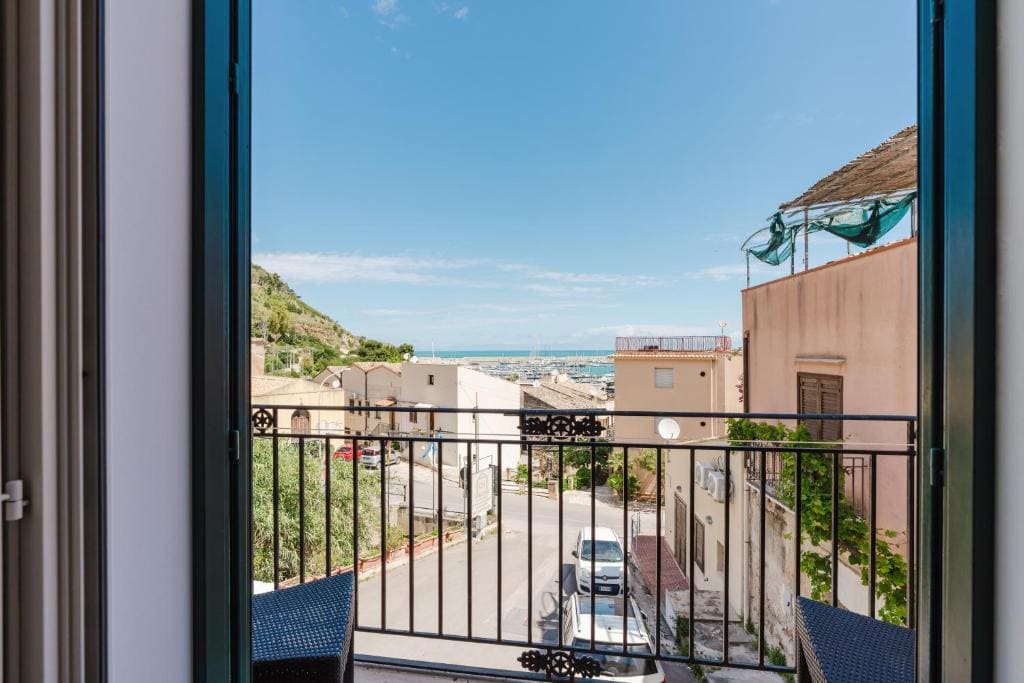 Double Room with Balcony and Sea View room - Image 2