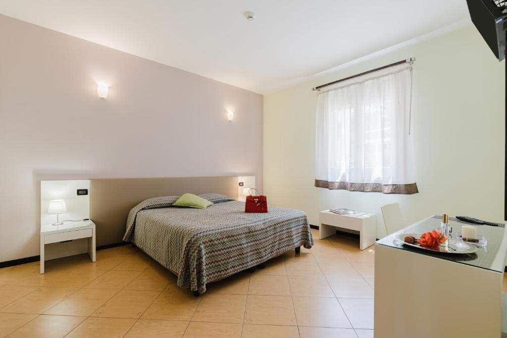 Standard Double or Twin Room room - Image 3