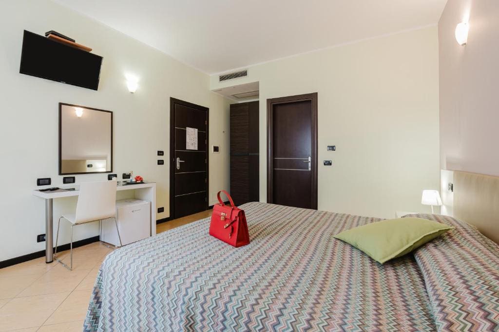 Standard Double or Twin Room room - Image 2