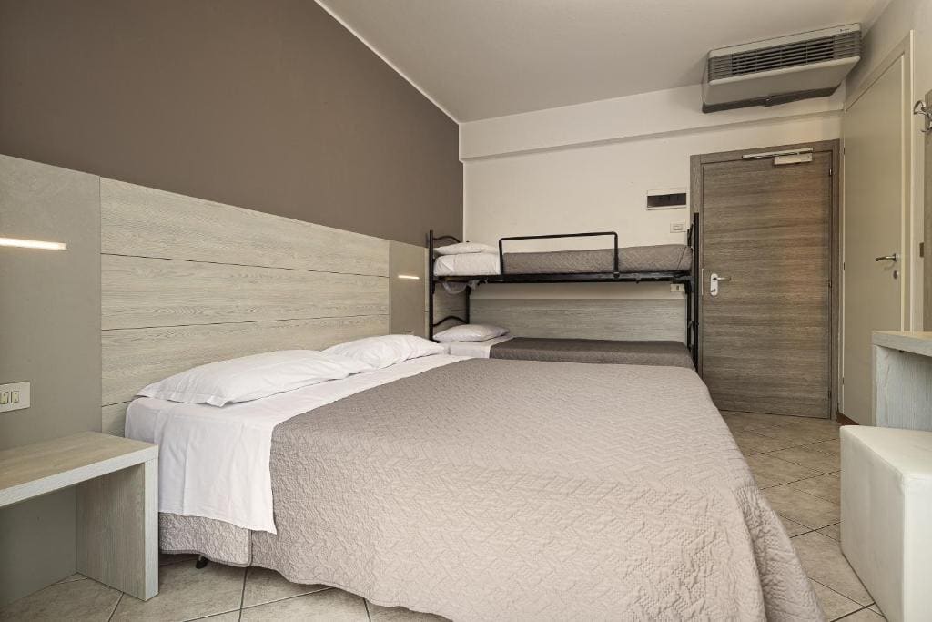 Economy Quadruple Room room - Image 2