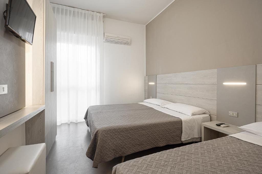 Economy Triple Room room - Image 1