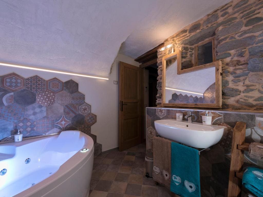 Superior Room with Spa Bath room - Image 2