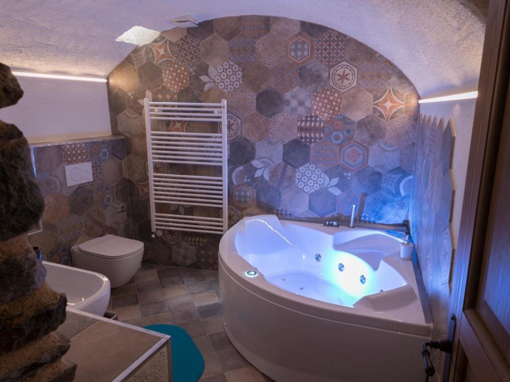 Superior Room with Spa Bath room - Image 3