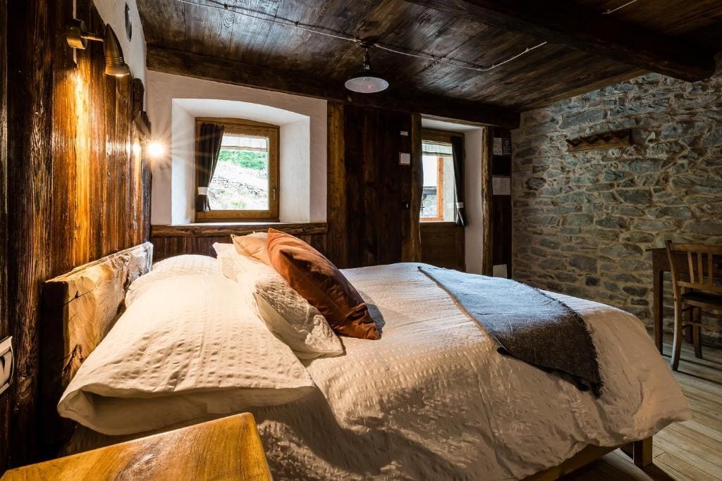 Double or Twin Room with Mountain View room - Image 3