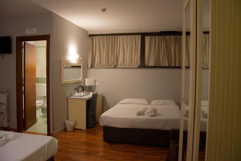 Economy Quadruple Room room - Image 3