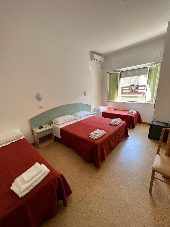 Standard Quadruple Room without balcony room - Image 1