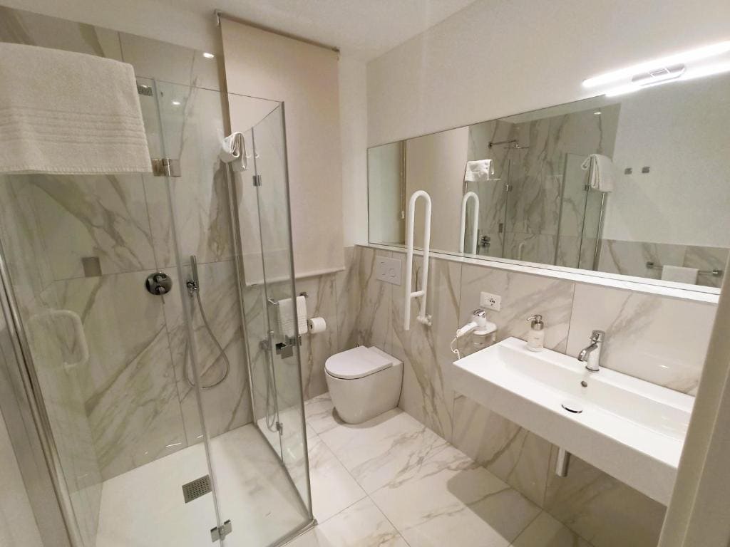 Deluxe Double or Twin Room room - Image 3