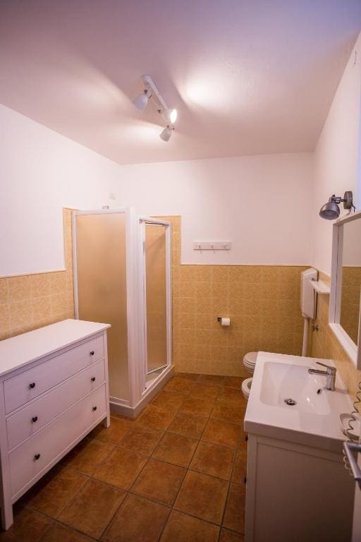 Twin Room with Shared Bathroom room - Image 2