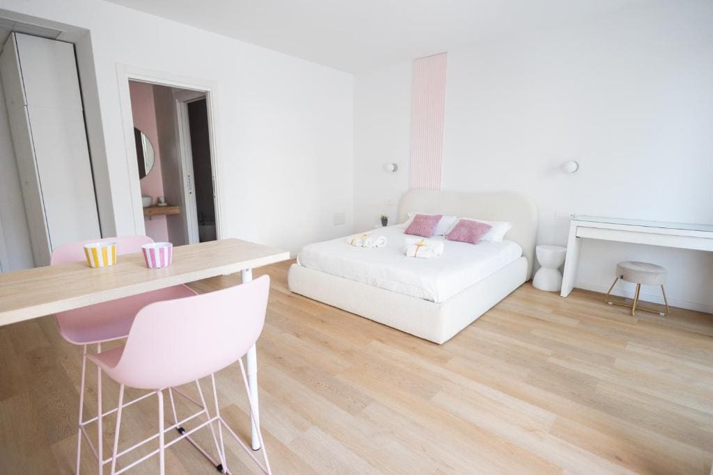 Queen Room with Balcony room - Image 1
