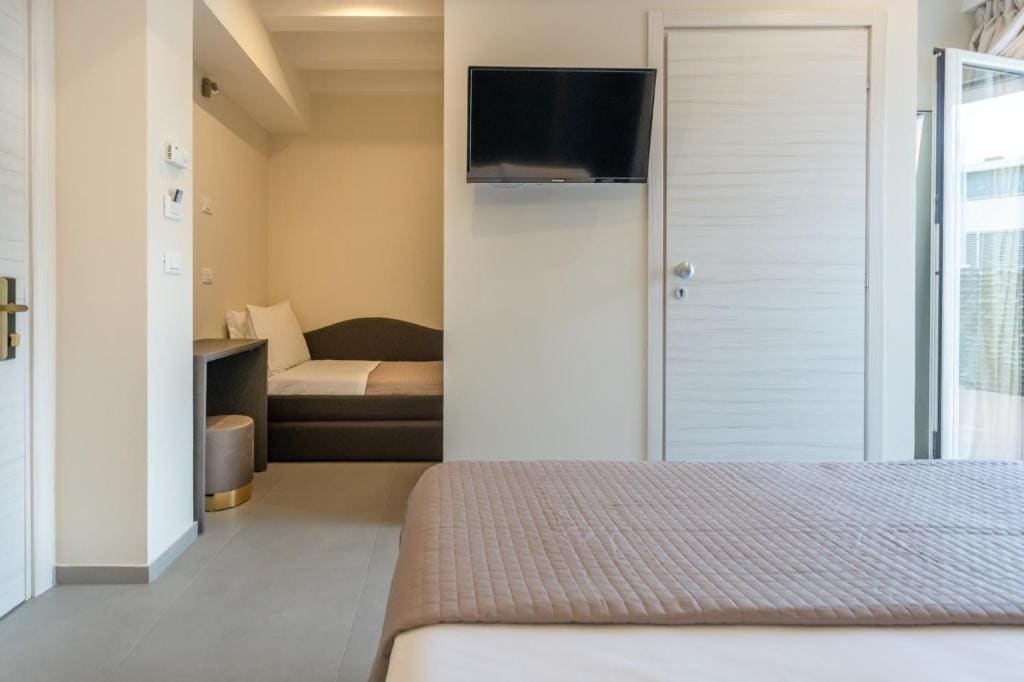 Sky Triple Room with Sea View room - Image 1