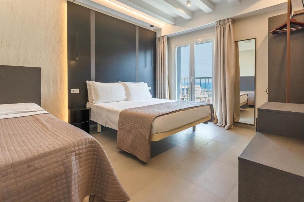 Sky Triple Room with Sea View room - Image 2
