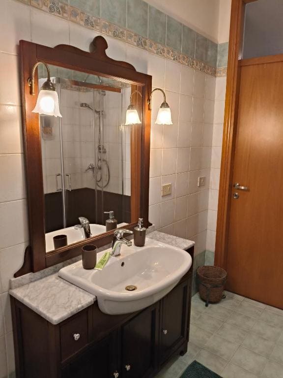 Standard Double Room with Shared Bathroom room - Image 3