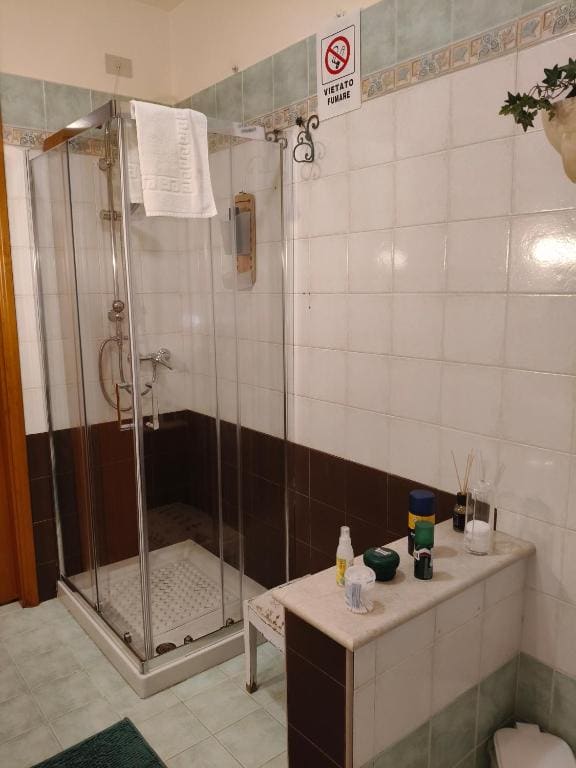 Standard Double Room with Shared Bathroom room - Image 2