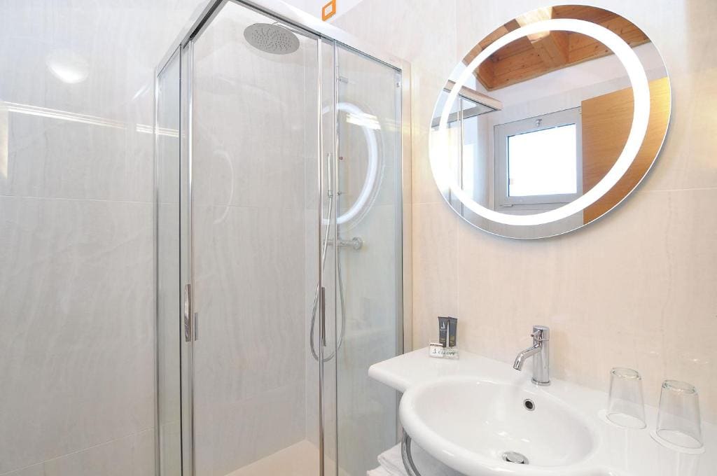 Double or Twin Room with Balcony room - Image 3