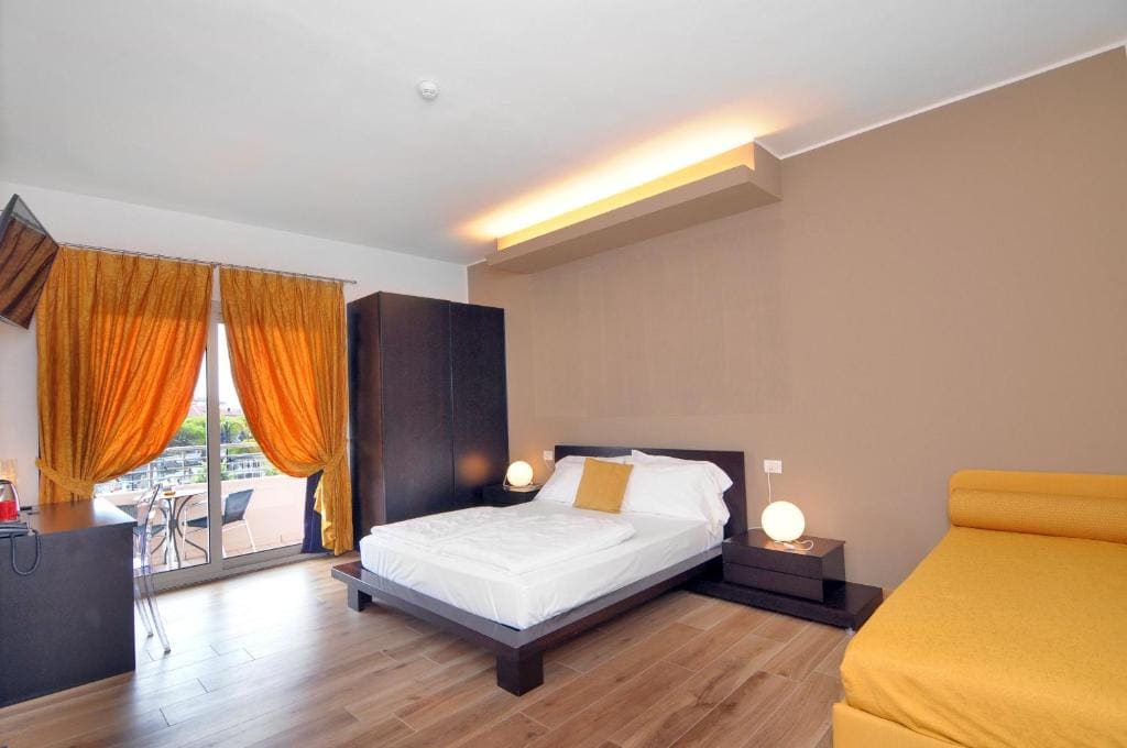 Junior Suite with Balcony room - Image 2