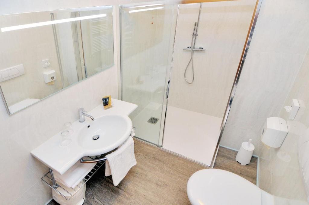Superior Double or Twin Room with Balcony room - Image 2