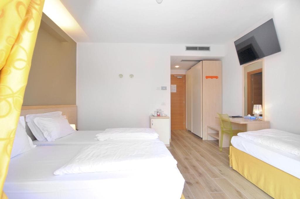 Triple Room with Balcony room - Image 2