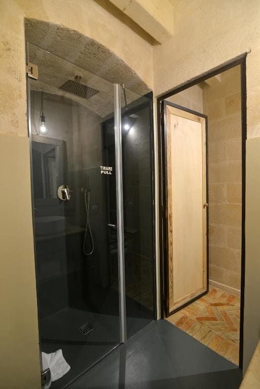Deluxe Double Room with Bath room - Image 2