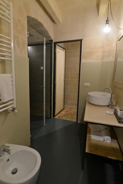Deluxe Double Room with Bath room - Image 1