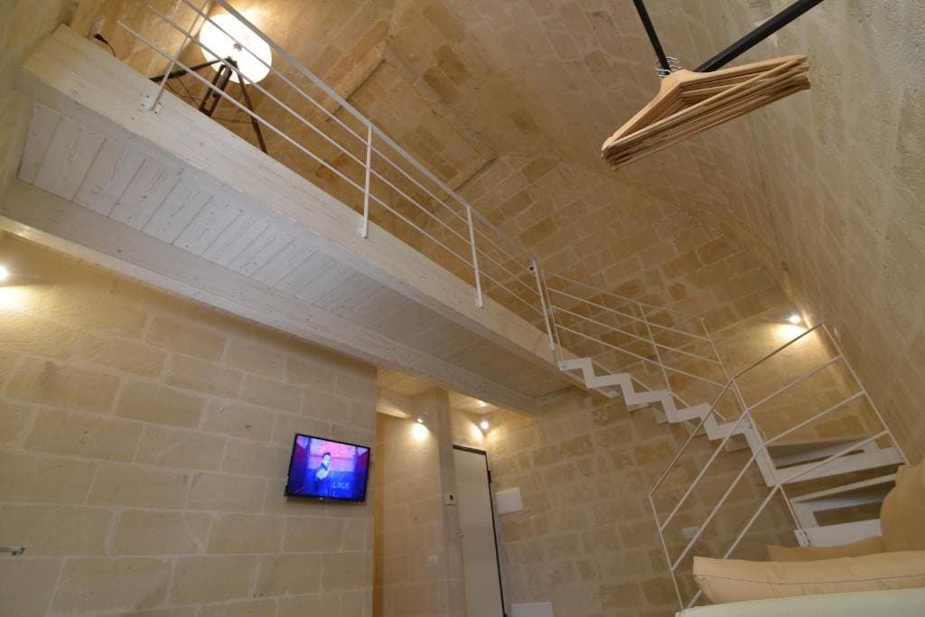 Deluxe Double Room with Bath room - Image 3