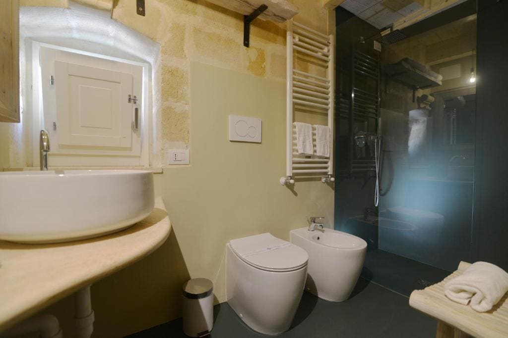 Superior King Room With Bathtub room - Image 2