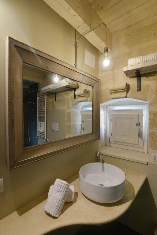 Superior King Room With Bathtub room - Image 3