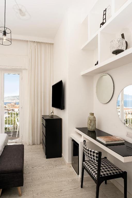 Deluxe Double or Twin Room with Sea View room - Image 3