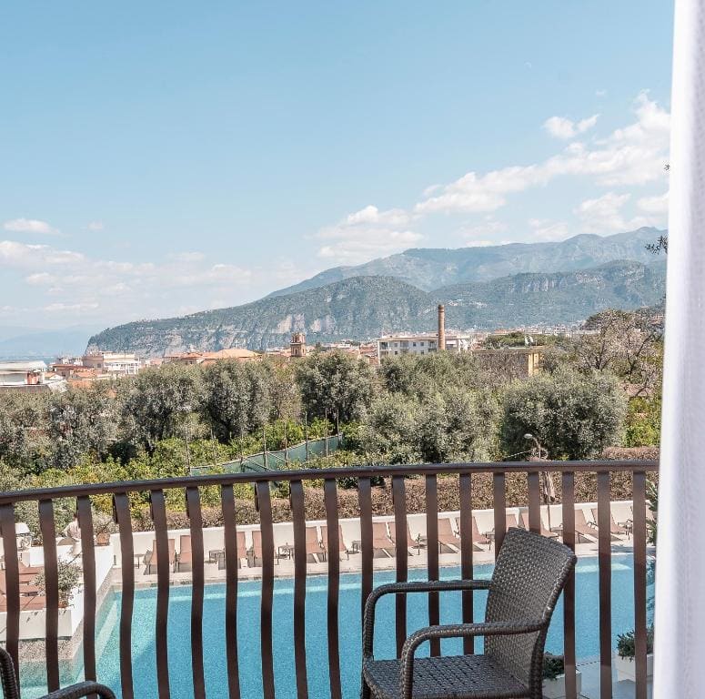 Junior Suite with Pool View room - Image 2