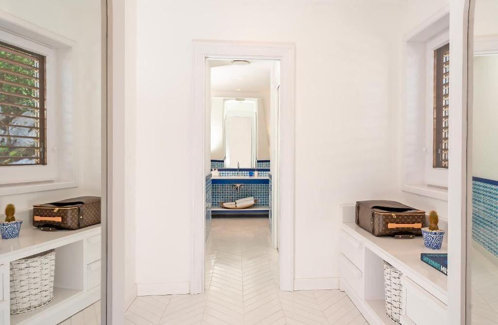 Suite with Pool View room - Image 3