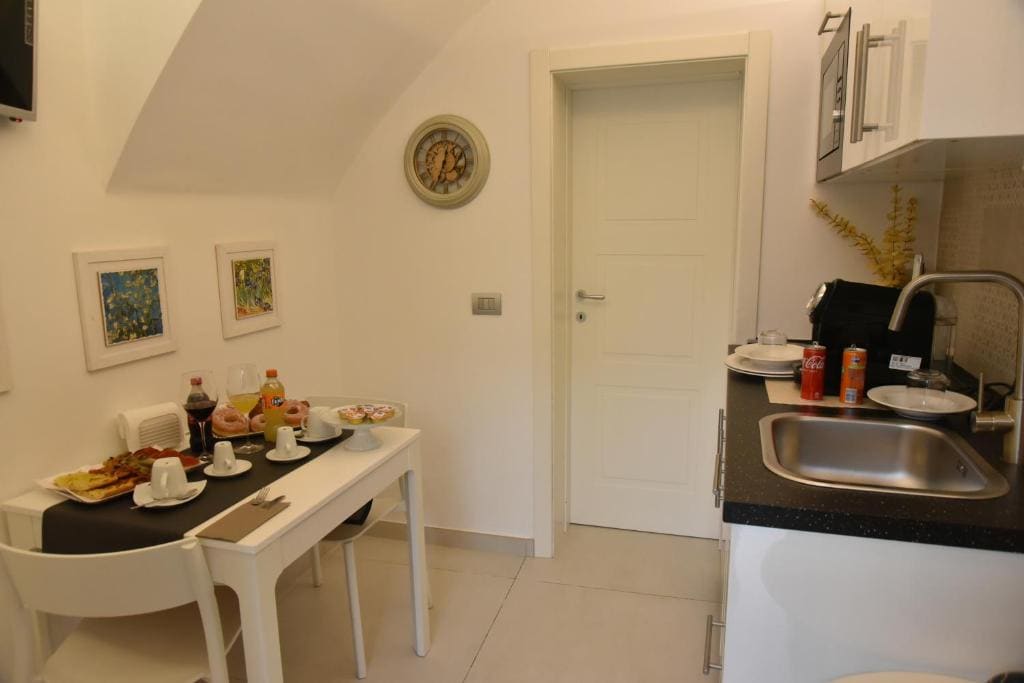 Queen Suite with Spa Bath room - Image 2