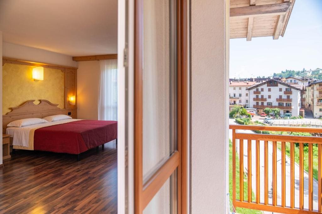 Deluxe Double or Twin Room with Balcony room - Image 2