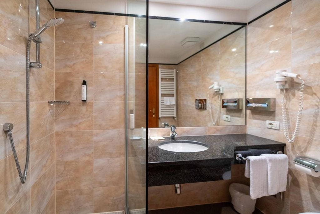 Deluxe Double or Twin Room with Balcony room - Image 3