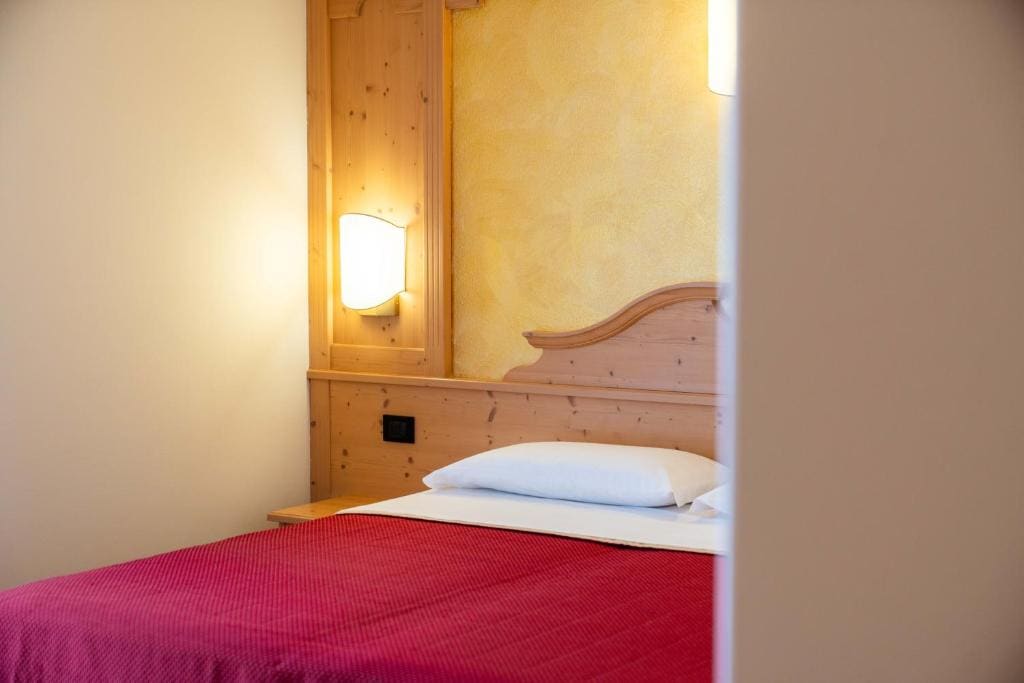 Superior Double or Twin Room with Mountain View room - Image 2