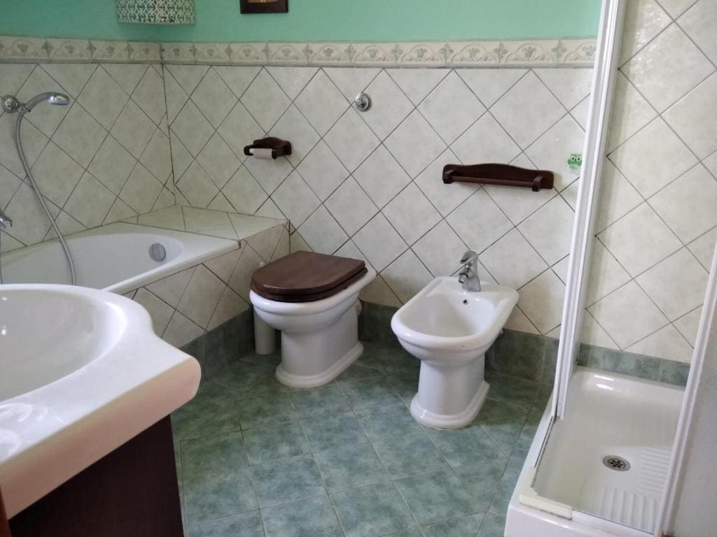 Deluxe Double Room with Bath room - Image 3