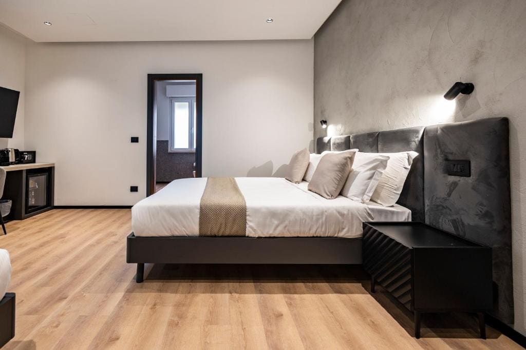 Deluxe King Room room - Image 1