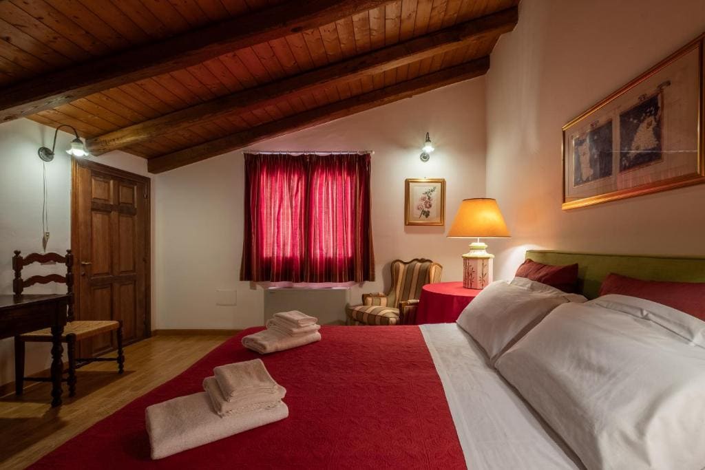 One-Bedroom Deluxe Apartment room - Image 2