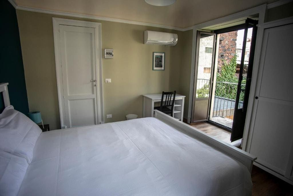 Double Room with Shared Bathroom room - Image 3