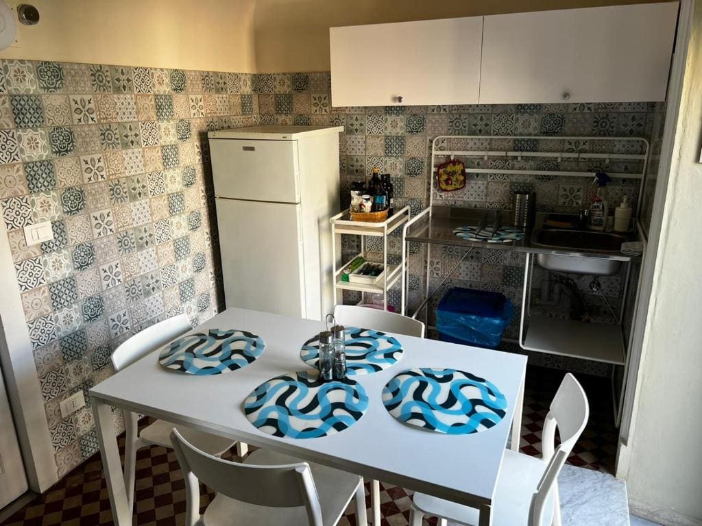 Queen Room with Shared Bathroom room - Image 2