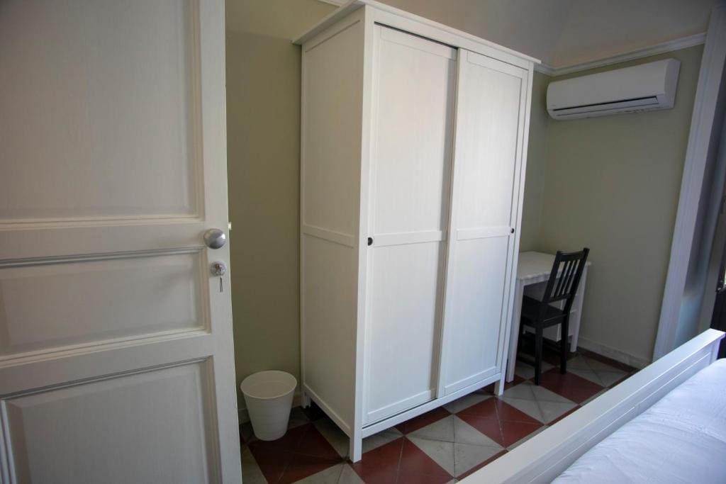 Standard Double Room with Shared Bathroom room - Image 2