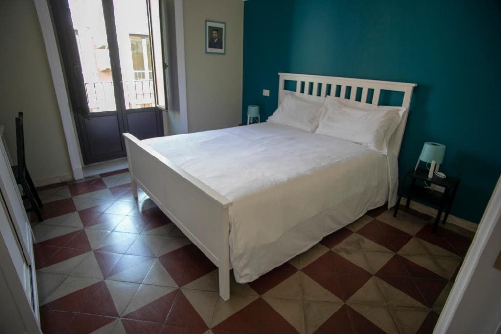Standard Double Room with Shared Bathroom room - Image 1