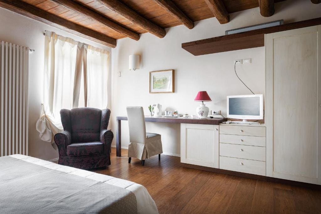 Double Room with Private Bathroom room - Image 3