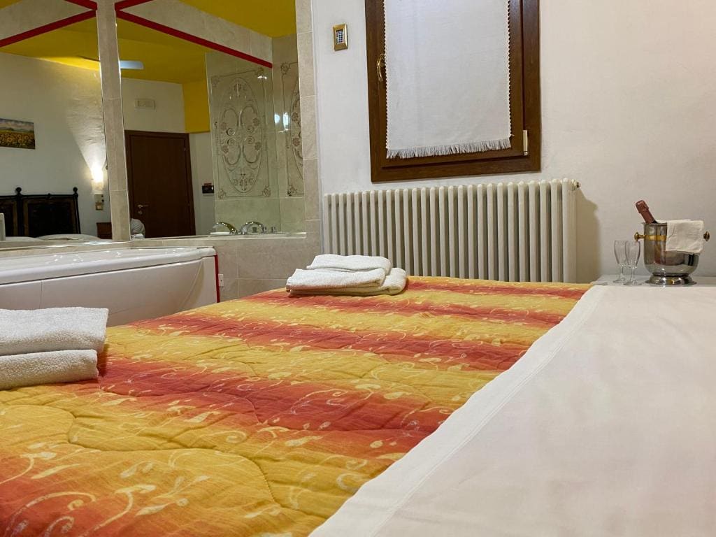 Double Room with Spa Bath room - Image 2