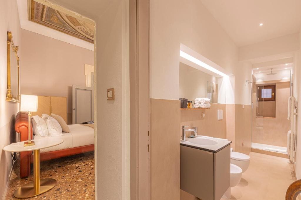King Suite with Balcony room - Image 3