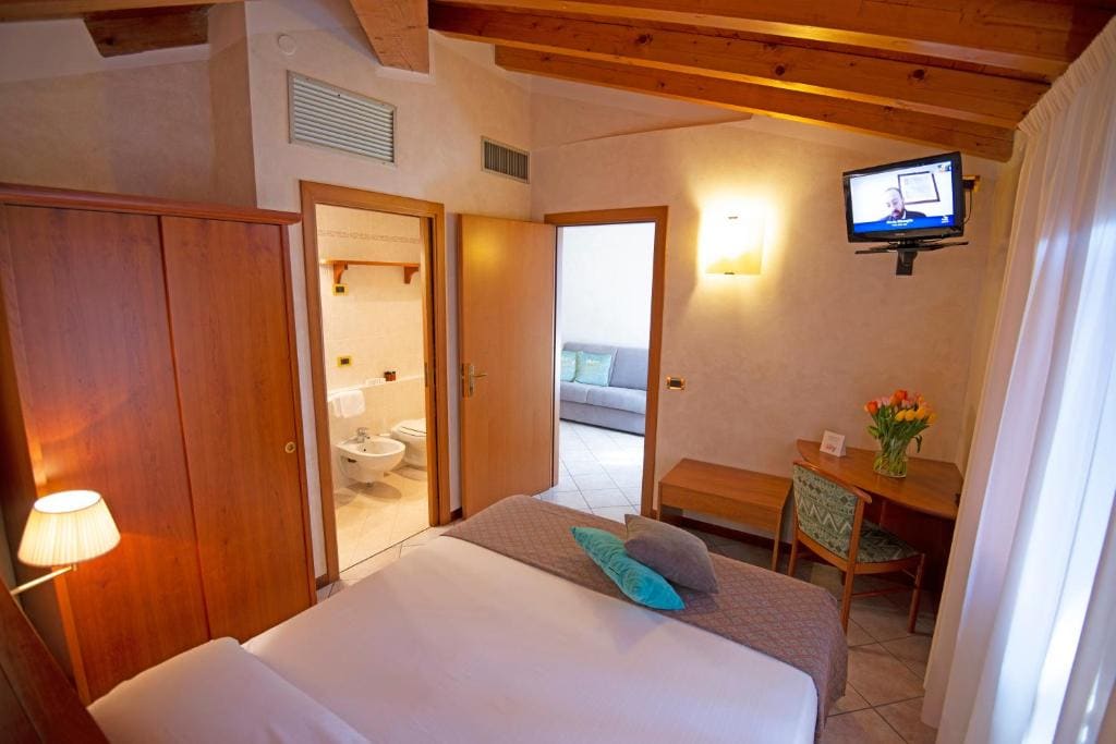 Family Junior Suite room - Image 3