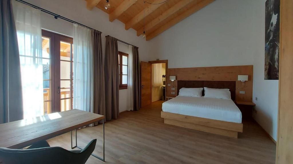 Superior Double Room room - Image 3