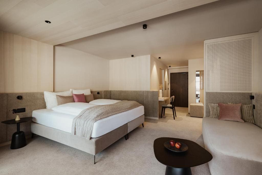 Deluxe Double Room with Balcony room - Image 3
